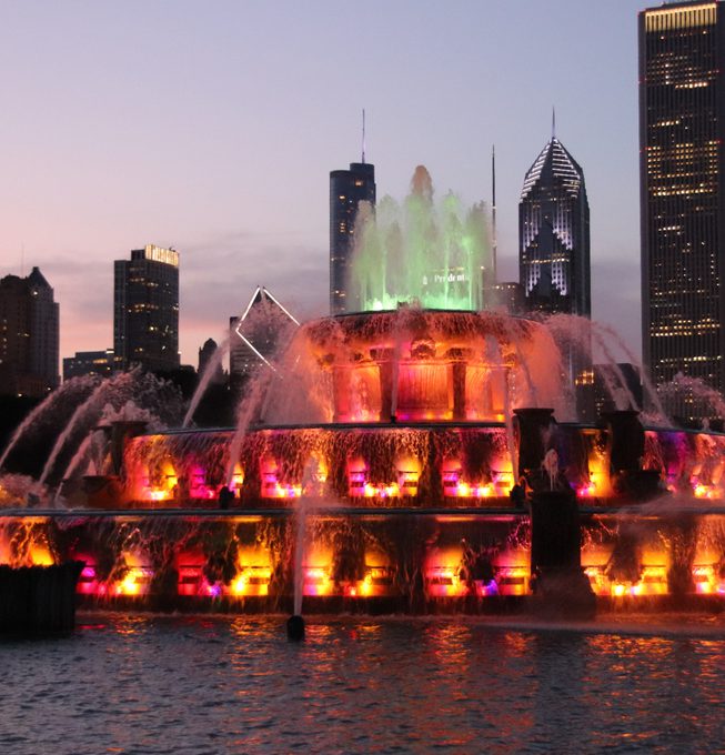 Buckingham Fountain in Chicago, beautifully lit at sunset